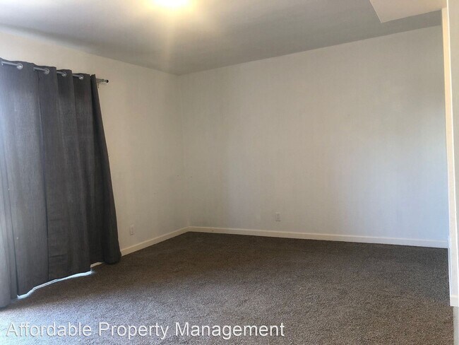 Building Photo - 37578 Glenmoor Dr