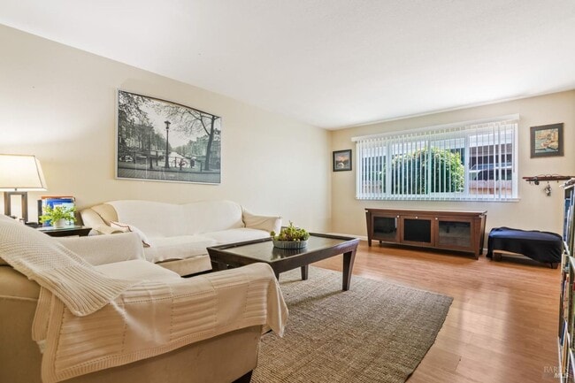 Building Photo - Single Story Benicia Duplex!