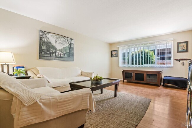 Foto del edificio - Single Story Benicia Duplex!