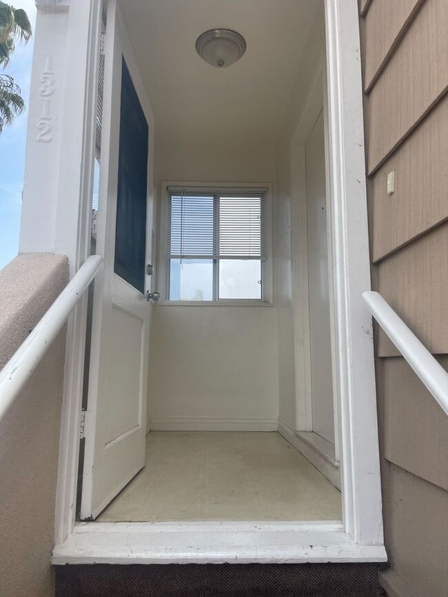 Building Photo - Pacific Beach / Large 1-Bedroom! Private P...