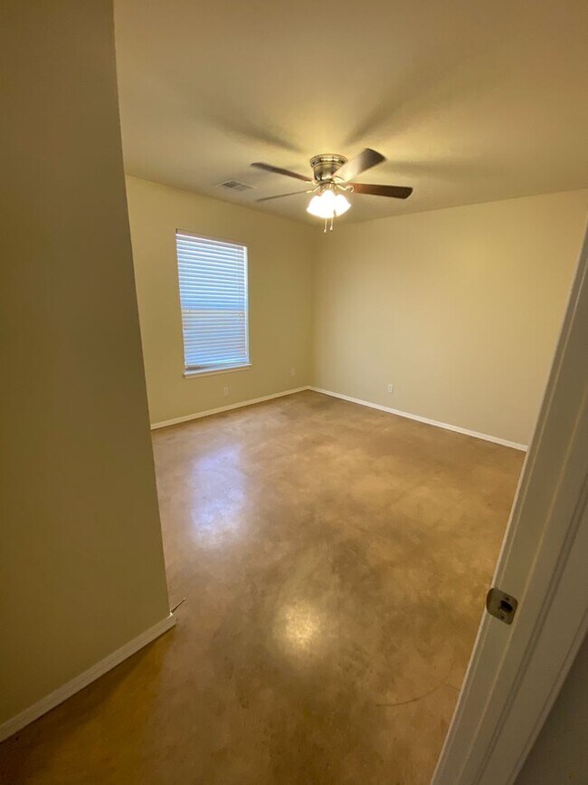 Building Photo - 2428 Ellis Dr