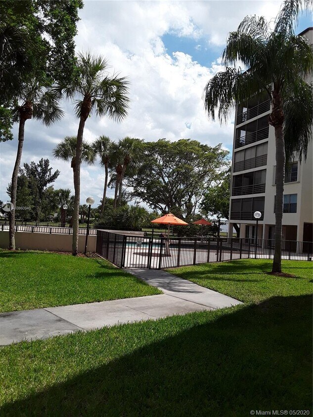 2312 S Cypress Bend Dr Unit 105, Pompano Beach, FL 33069 Condo for