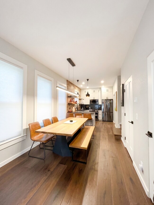 Foto del edificio - Furnished! In town! Walk to everything! Recently updated!