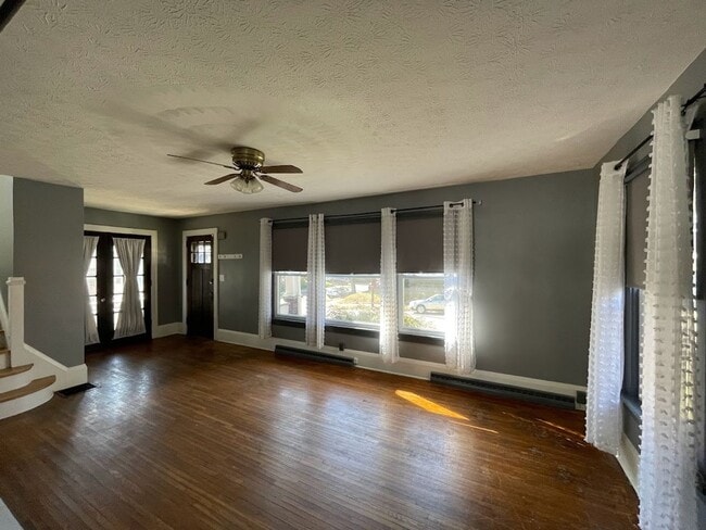 Building Photo - Three bedroom one bathroom home for rent