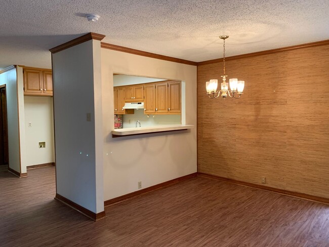 Building Photo - Beautiful and Clean three bedroom flat dow...