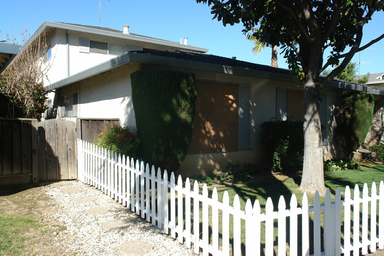 Foto del edificio - 1421 Lexington Dr