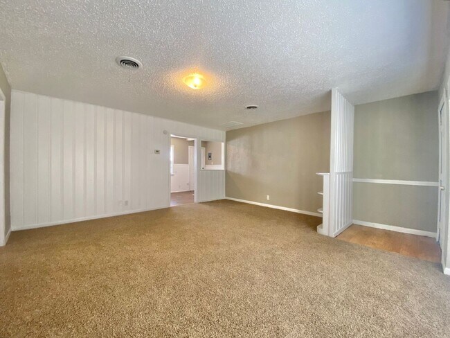 Foto del edificio - 3 bedroom 2 bath within walking distance o...