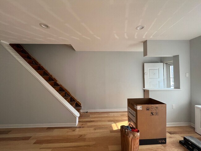 Building Photo - Newly Renovated Bright and Modern 3 bedroo...