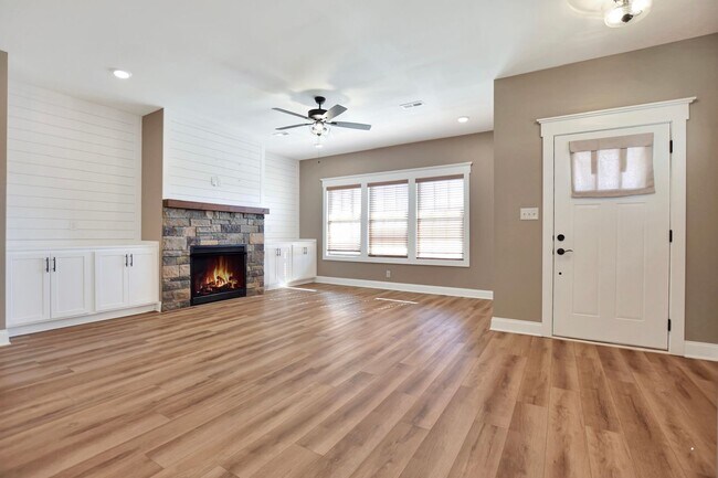 Building Photo - Pet Friendly Three Bedroom!