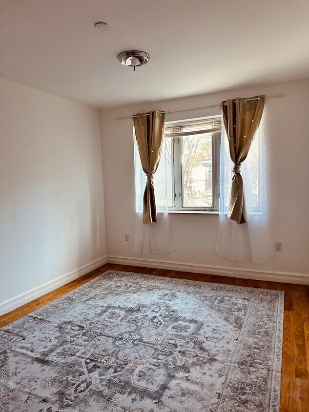 Foto del edificio - 8510 Elmhurst Ave