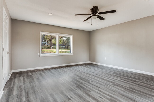 Building Photo - 1612 Woodview Dr