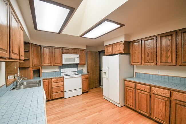 Building Photo - Rent 3 bed property for $2750 per month