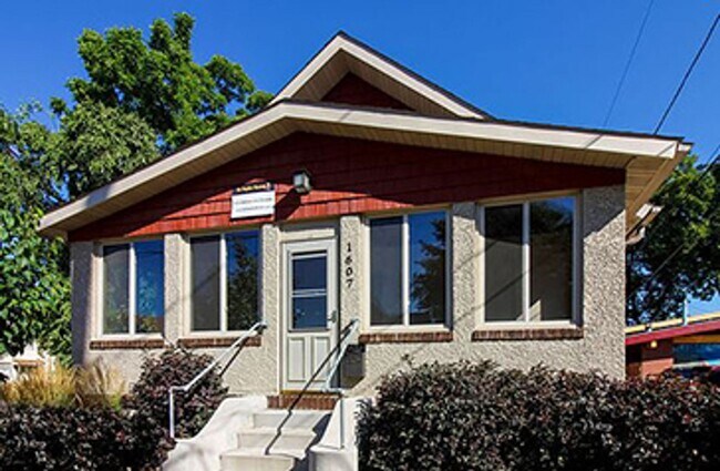 Building Photo - 5 Bedroom 3 bath  House Close to U of M Ca...