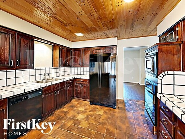 Foto del edificio - 7701 Skylake Dr