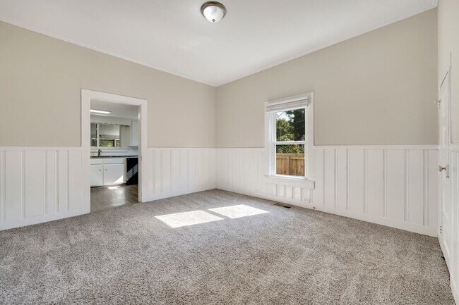 Building Photo - Charming 3 Bedroom, 2 Bath Bungalow with F...