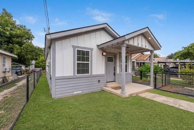 Building Photo - Charming 2-Bed Bungalow with Fenced Yard in Central San Antonio – Modern Comforts, Prime Value