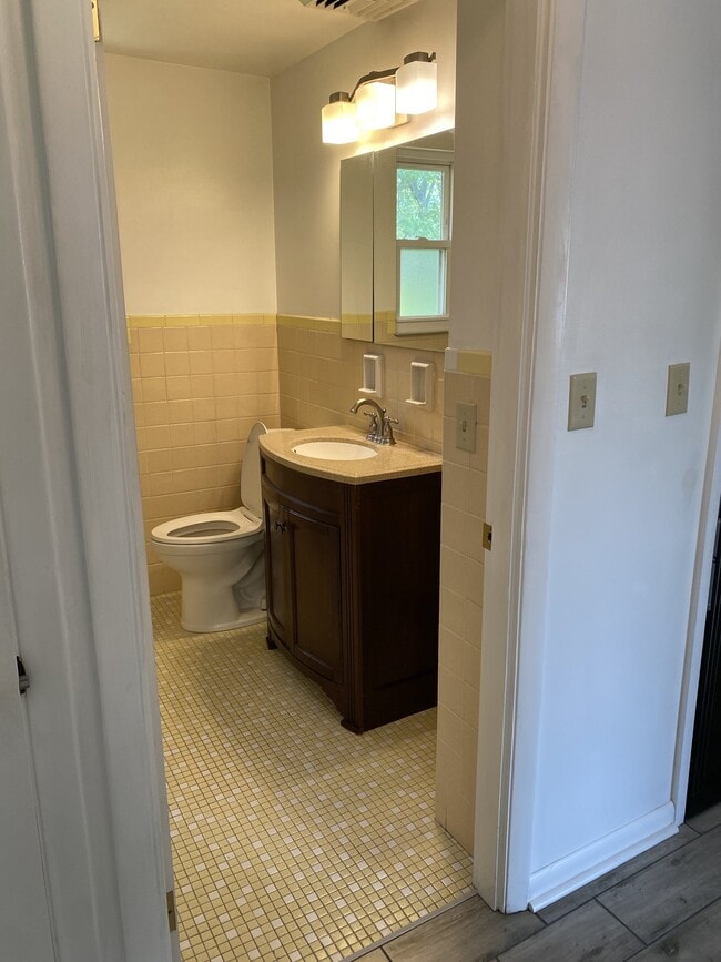 Building Photo - 4947 Charlemar Dr