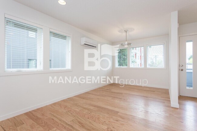 Building Photo - Close-In NE Portland – Modern, Energy-Efficient Duplex Unit LIKE NEW!