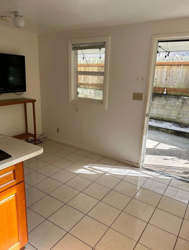 Building Photo - 2828 Kalihi St