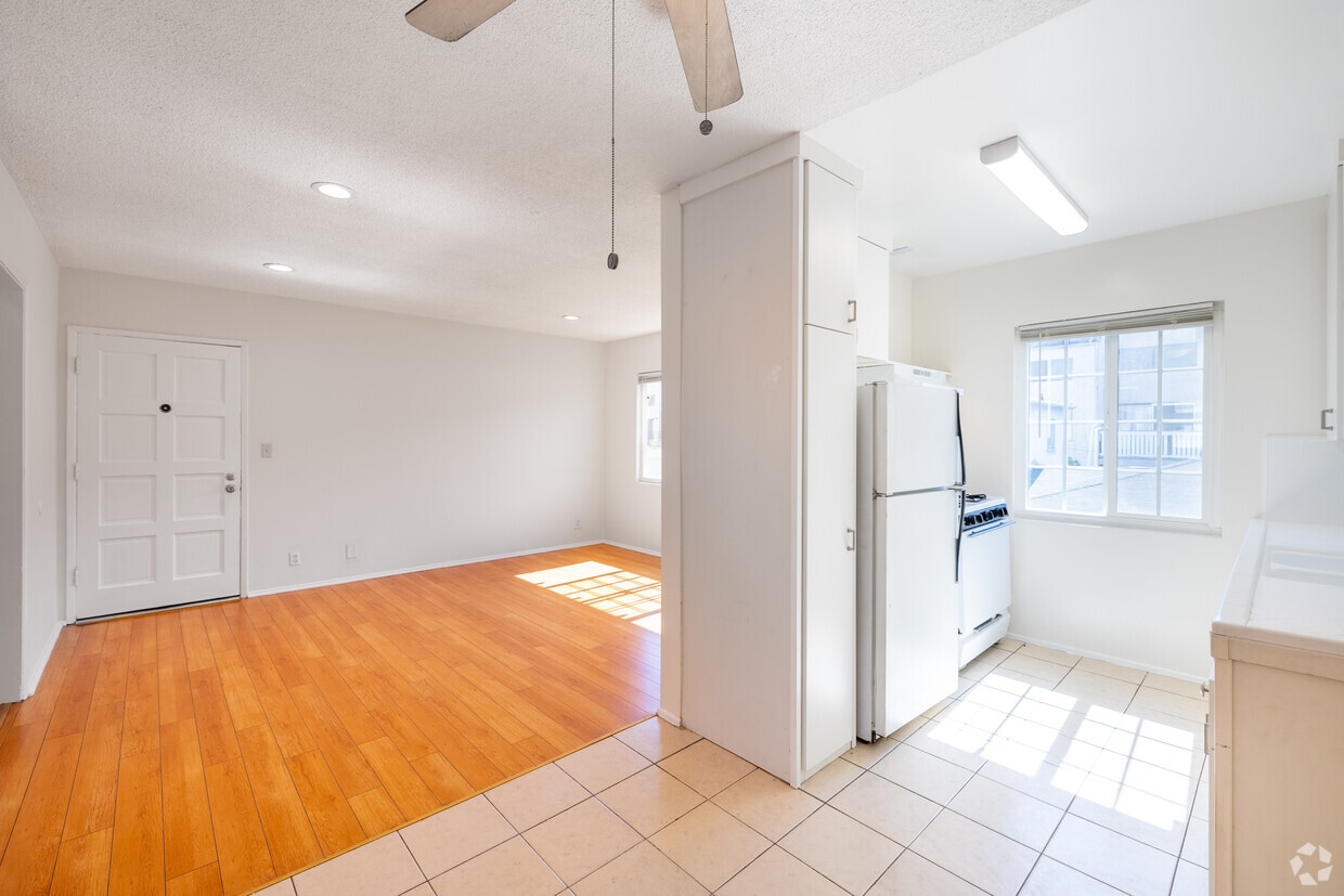 2BR, 1BA - 670SF - Dining Room - 6134 Hazelhurst Pl