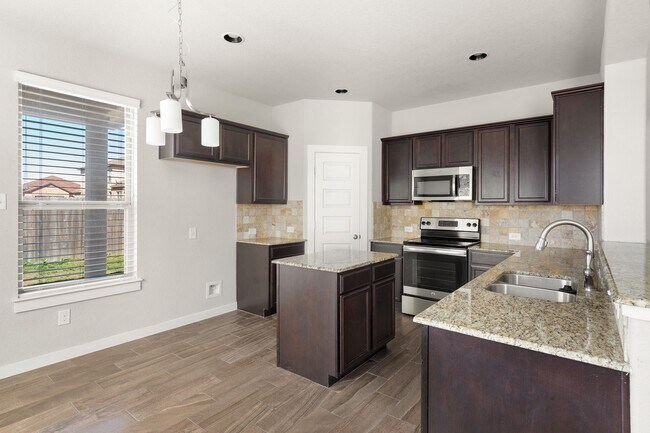 Foto del edificio - AVAILABLE NOW! Beautiful 3 bedroom Luxury Duplex, New Braunfels, Texas!