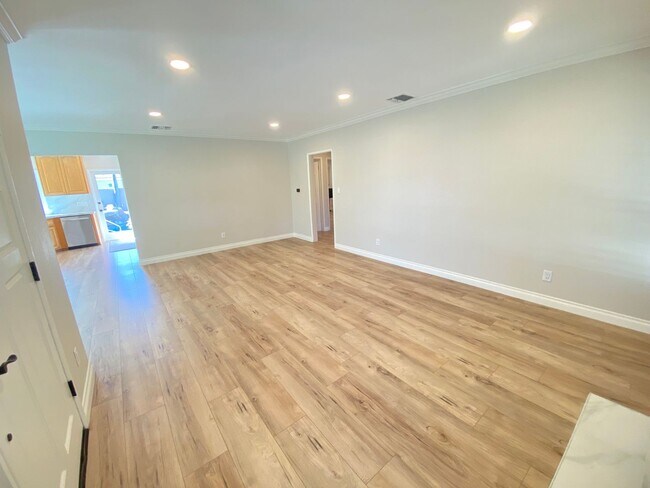 Building Photo - Beautifully Remodeled 3 Bedroom Naples Hom...