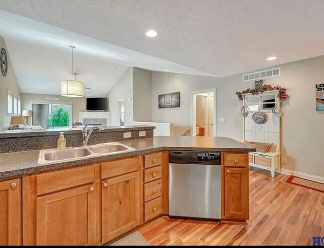 Foto del edificio - Stunning 4 bed, 3 bath Townhouse in NW Lincoln