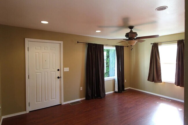 Foto del edificio - Charming 3-Bed 2-bath on Northside with Ba...