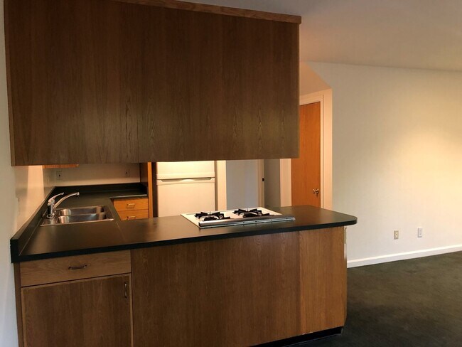 Building Photo - COMING SOON-Spacious 5bdr/3bath units available for a lease ending May 30. Building is located at...