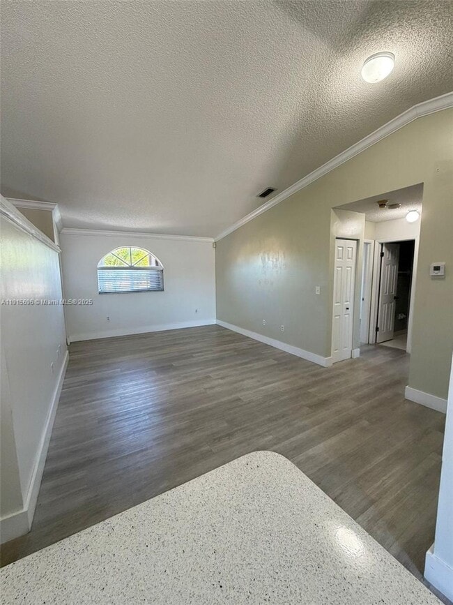 Foto del edificio - 3375 W 76th St