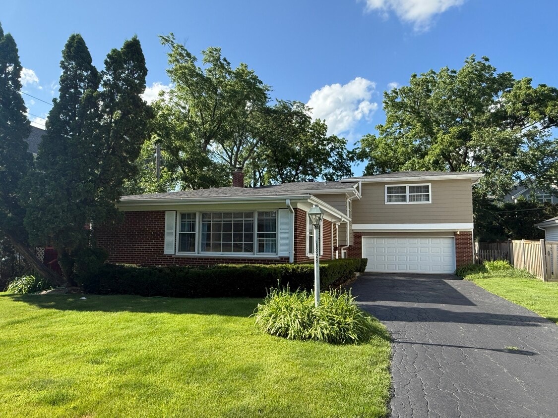 Primary Photo - 1326 Meadow Ln