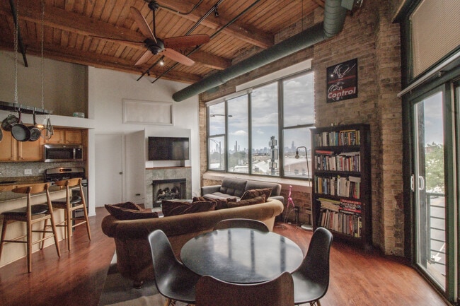 Building Photo - 2222 W Diversey Ave