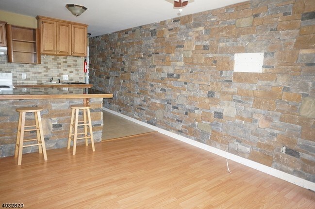 Building Photo - 390 Lake Shore W