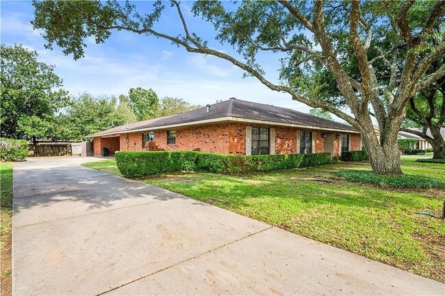 Building Photo - Large Family Home