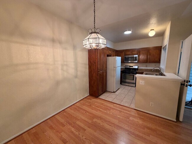 Foto del edificio - LARGE SECOND FLOOR CONDO UNIT IN FREMONT!