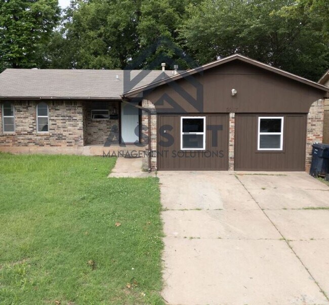 Building Photo - Cute 5 Bedroom House!