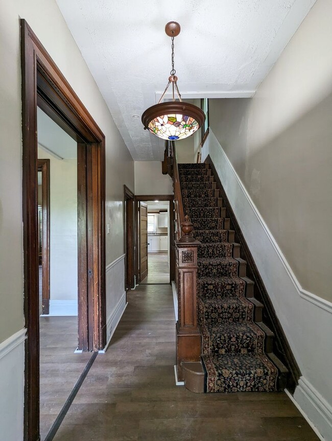 Building Photo - Large 3 Bedroom 1 Bathroom House (Marshall...