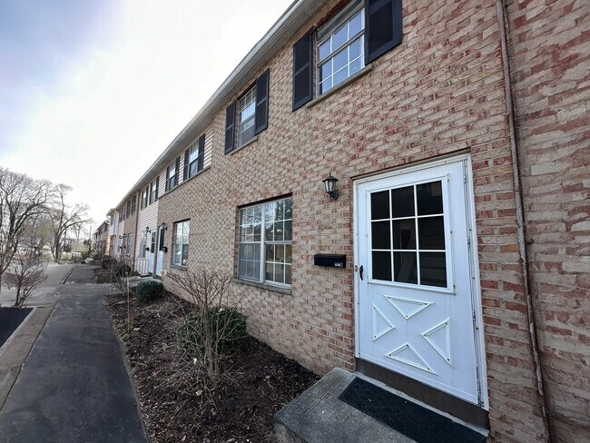 Foto del edificio - 1078C Mt Hope Ave