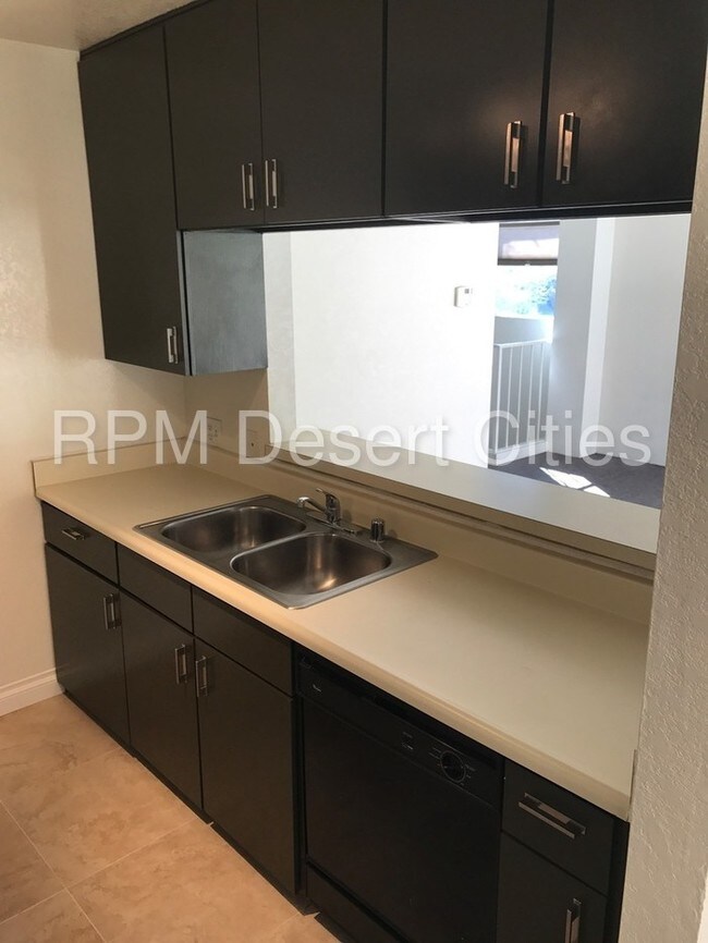 Building Photo - El Paseo Townhome