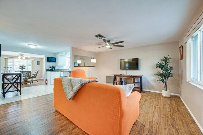 Foto del edificio - 7536 Topay Ln
