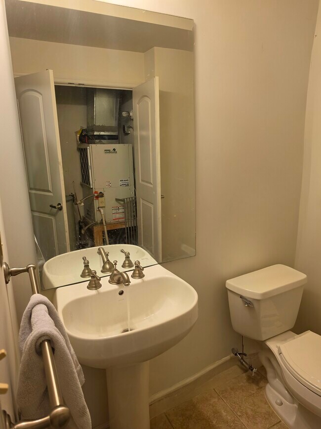Medio baño en la planta baja; calentador de agua instalado en junio de 2025. - 133 N Bread St