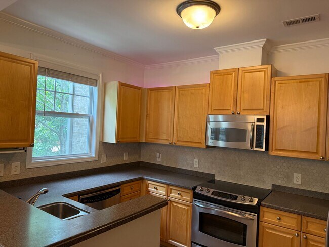 Foto del edificio - **OFFERING WAIVED APPLICATION FEES & $150 ...