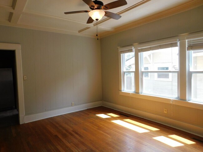 Foto del edificio - Lots of character in this 3 bedroom/1 bath...