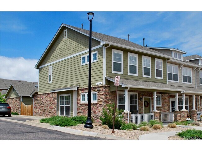 Building Photo - Available 6/11: Beautiful End Unit Townhom...
