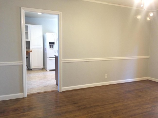 Building Photo - 844 Linden Hall Rd