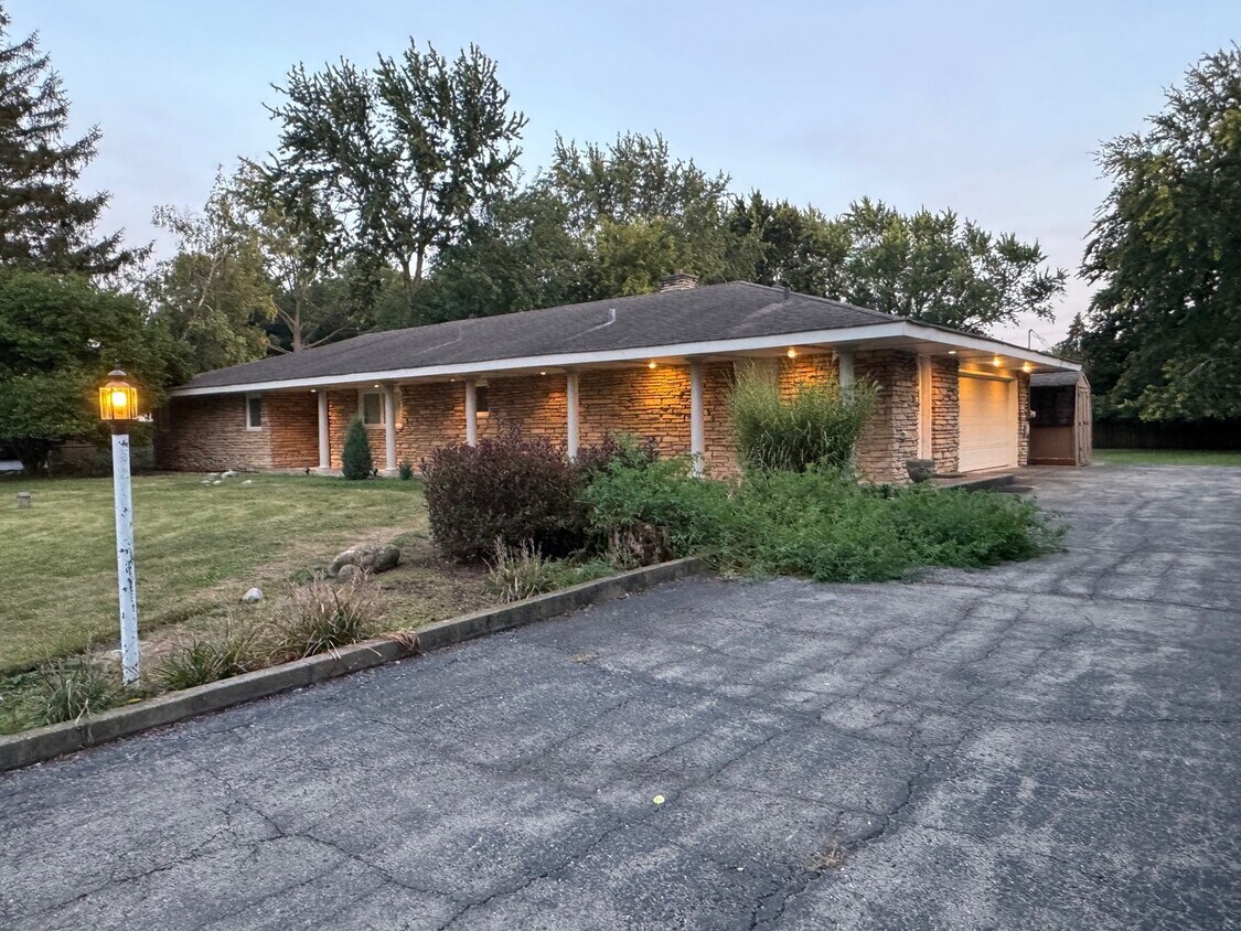 Primary Photo - 22W689 Elmwood Dr