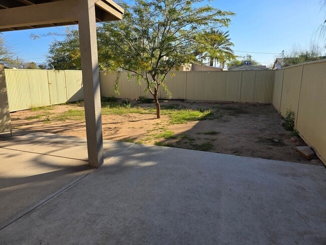 Building Photo - 332 W Illinois St