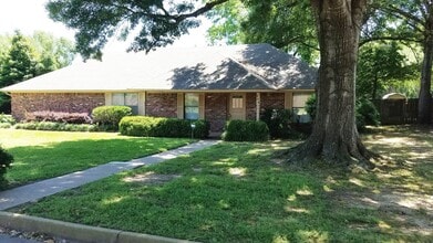 Building Photo - 400 Raintree Dr