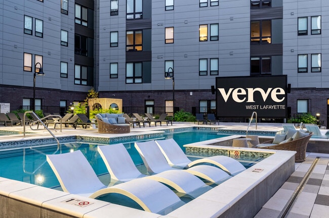 Piscina y jacuzzi - VERVE West Lafayette