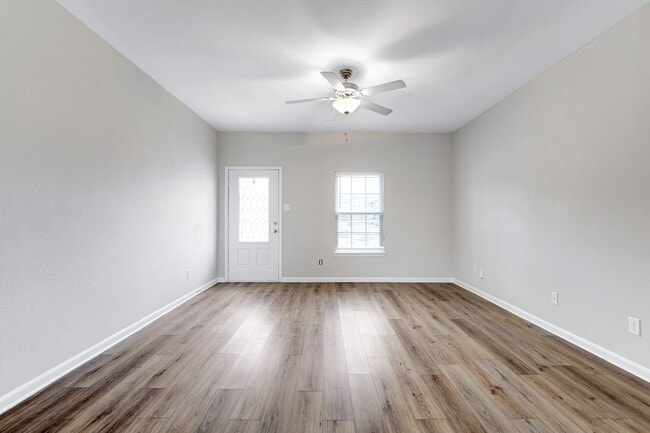 Building Photo - ***MOVE-IN SPECIAL: TWO WEEKS FREE***Well-...
